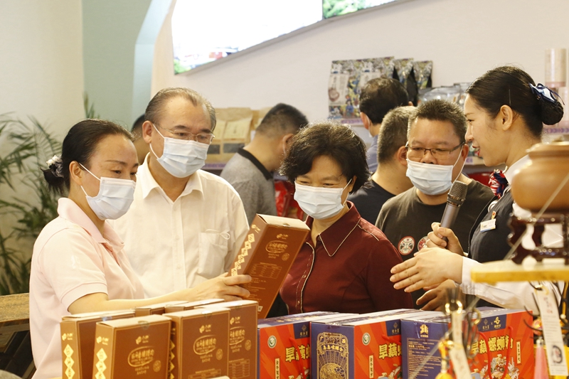 10.參觀那馬服務(wù)區(qū)扶貧產(chǎn)品展銷廳，此為廣西高速公路第一家扶貧產(chǎn)品展銷廳.JPG