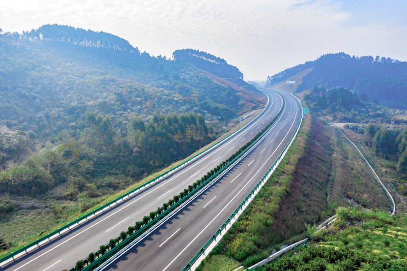 6.高速公路與群山相連，植被覆蓋率高，與原生態(tài)環(huán)境恢復(fù)有機(jī)結(jié)合.jpg