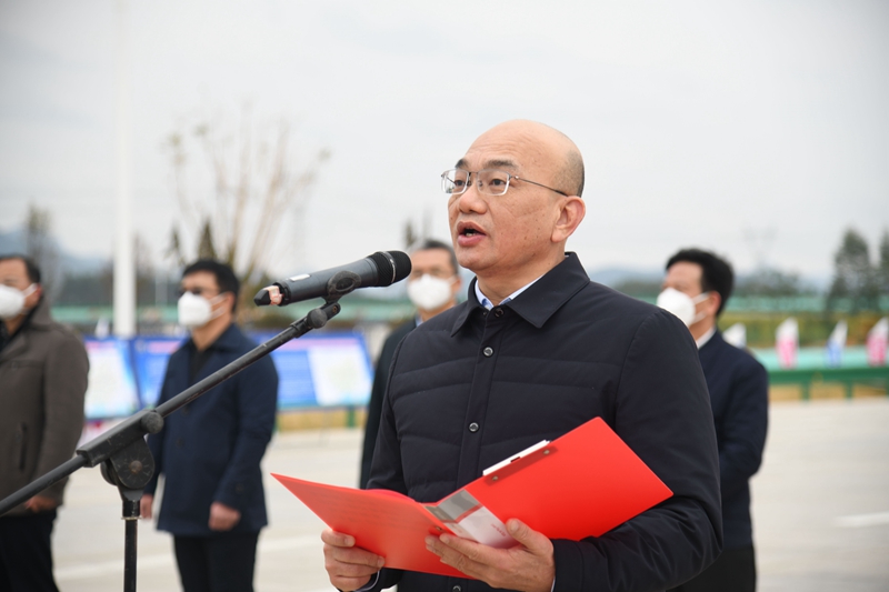 自治區(qū)交通運輸廳黨組成員、總工程師陳津維宣布通車.jpg